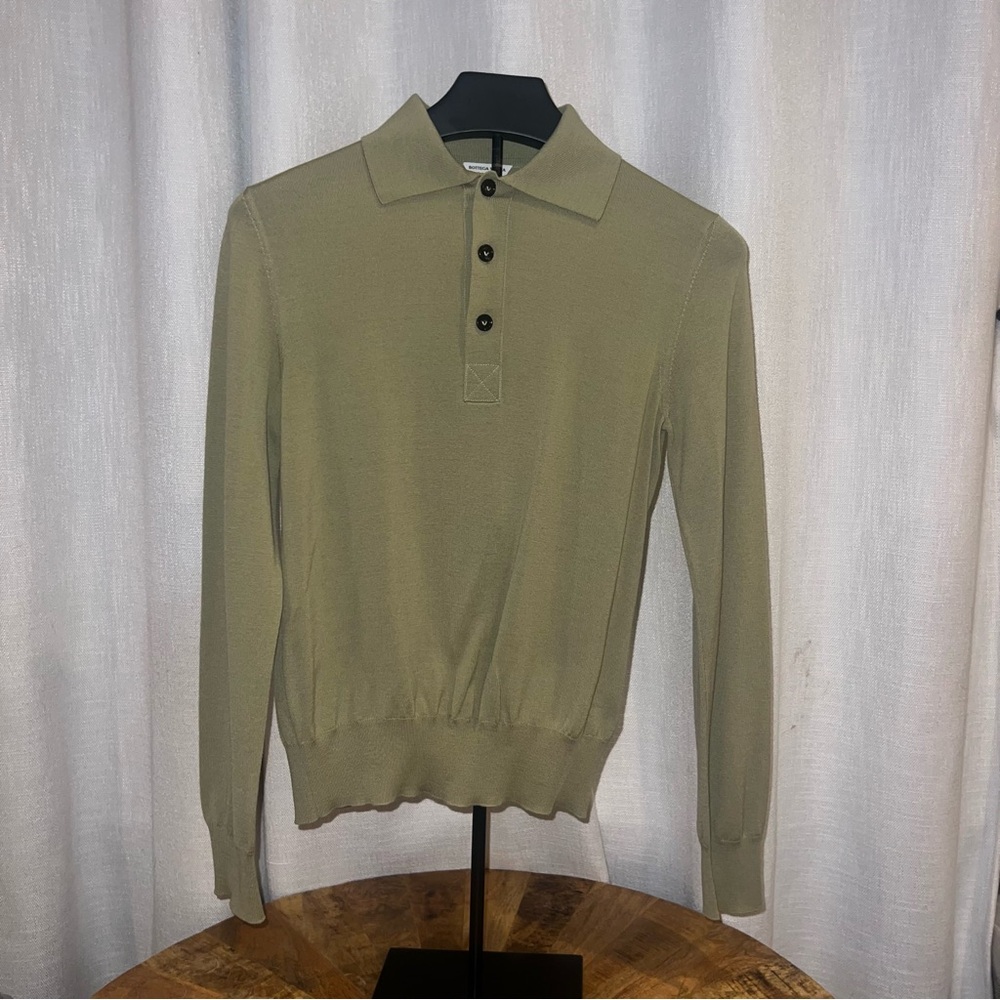 Bottega Veneta Women’s Long Sleeve Polo shirt Size Small
Very exclusive Uniform.